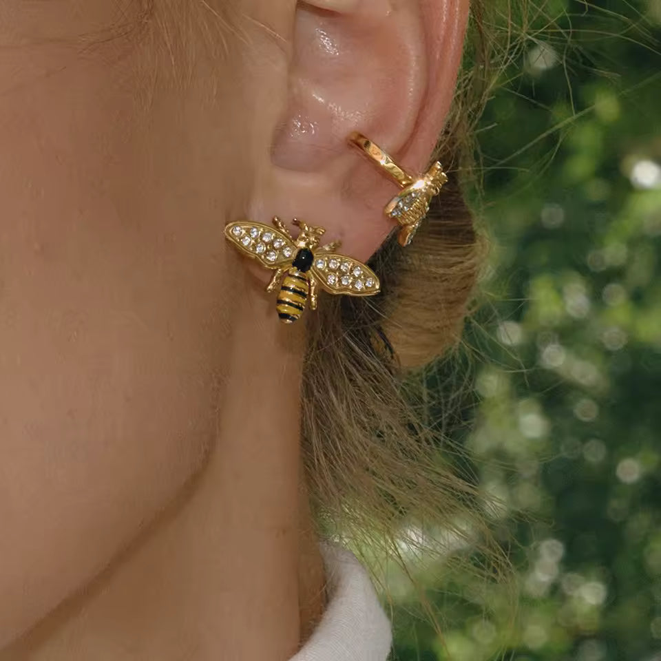 Ear cuff abeille porté sur le cartilage de l'oreille