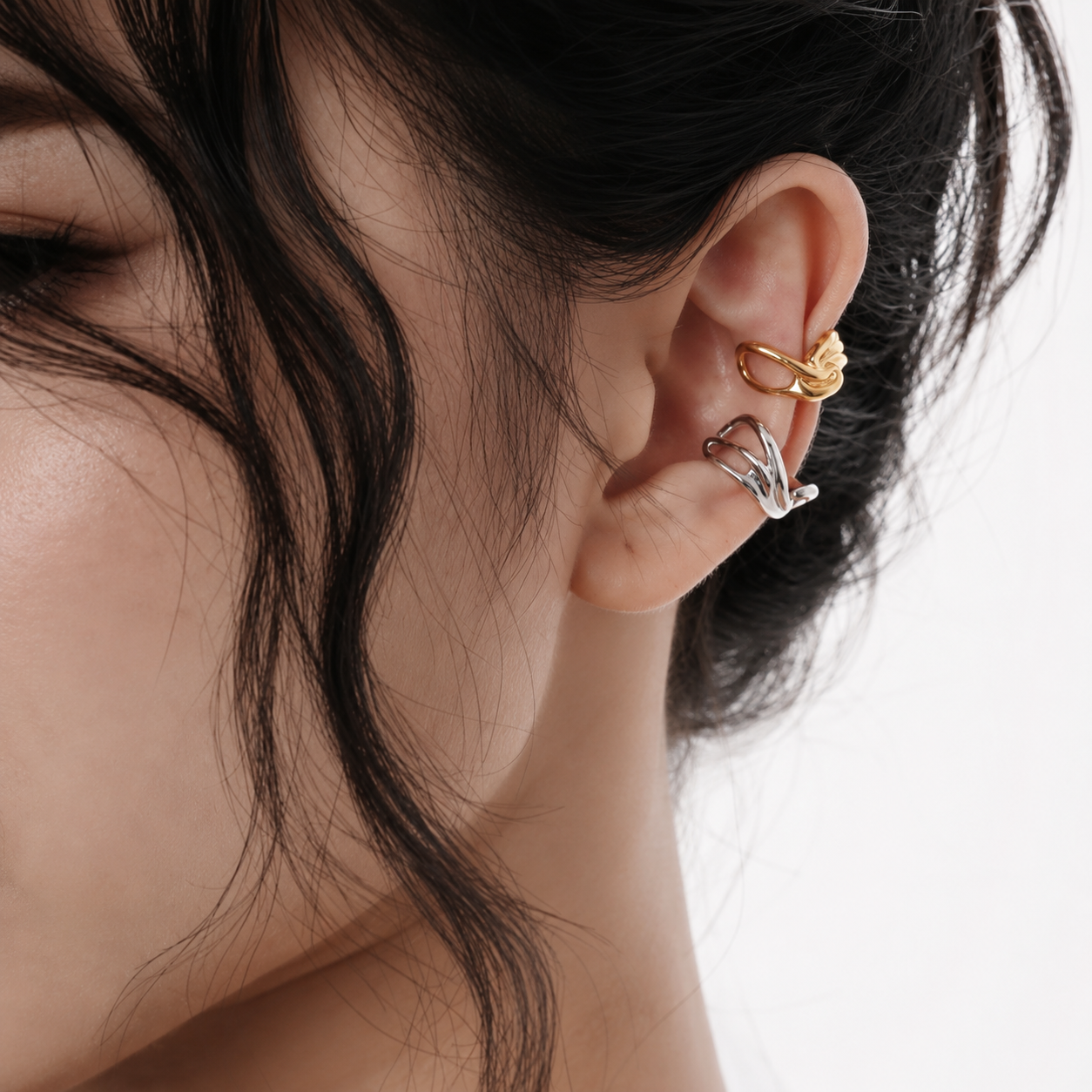Ear cuff abstrait ligne porté sur le cartilage de l'oreille
