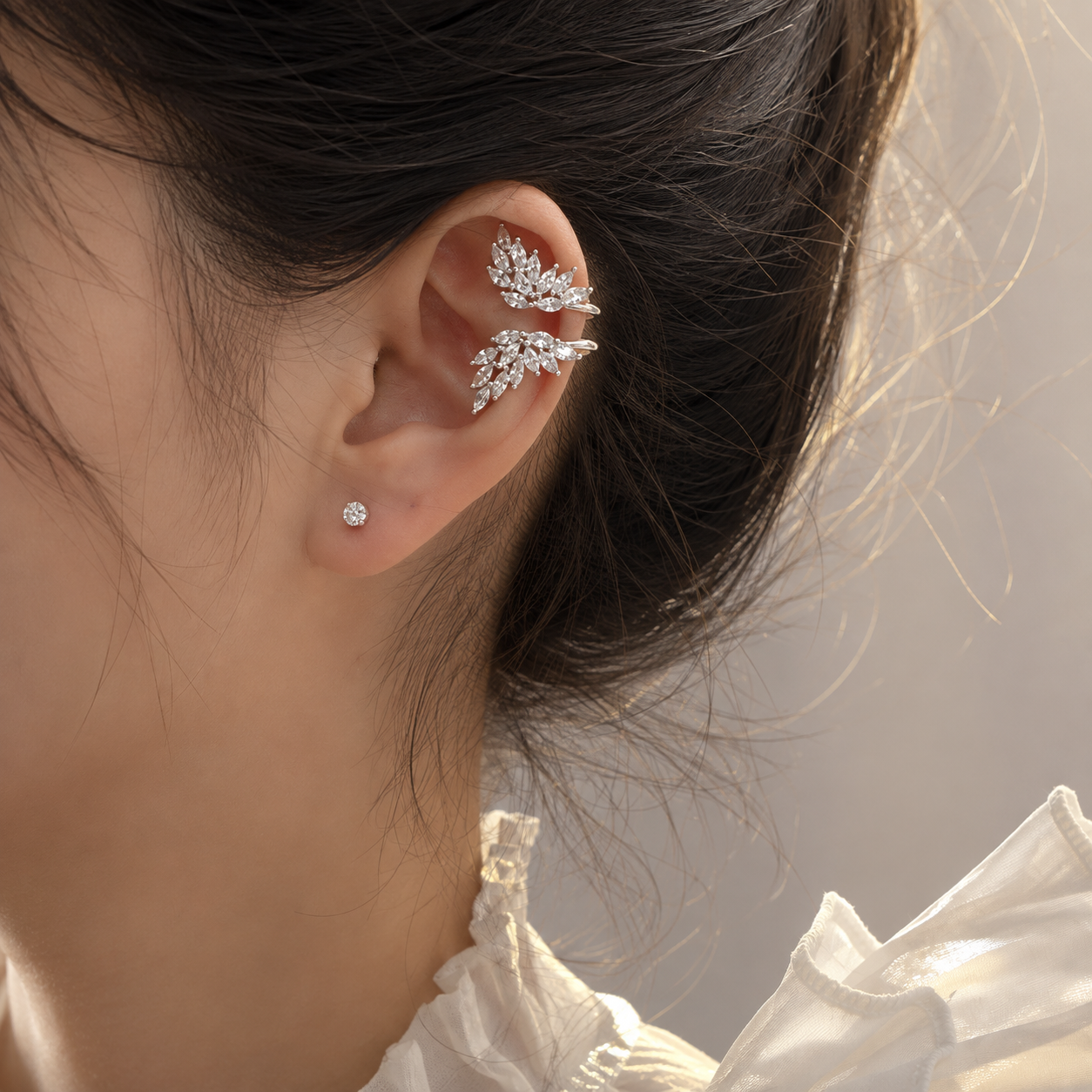 Ear cuff ailes cristallines porté sur le cartilage de l'oreille