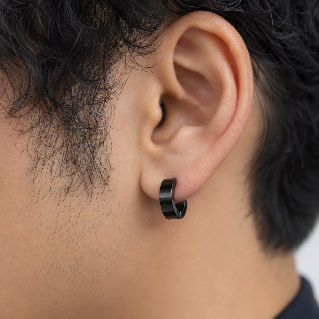 Ear cuff anneau épais porté sur le cartilage de l'oreille