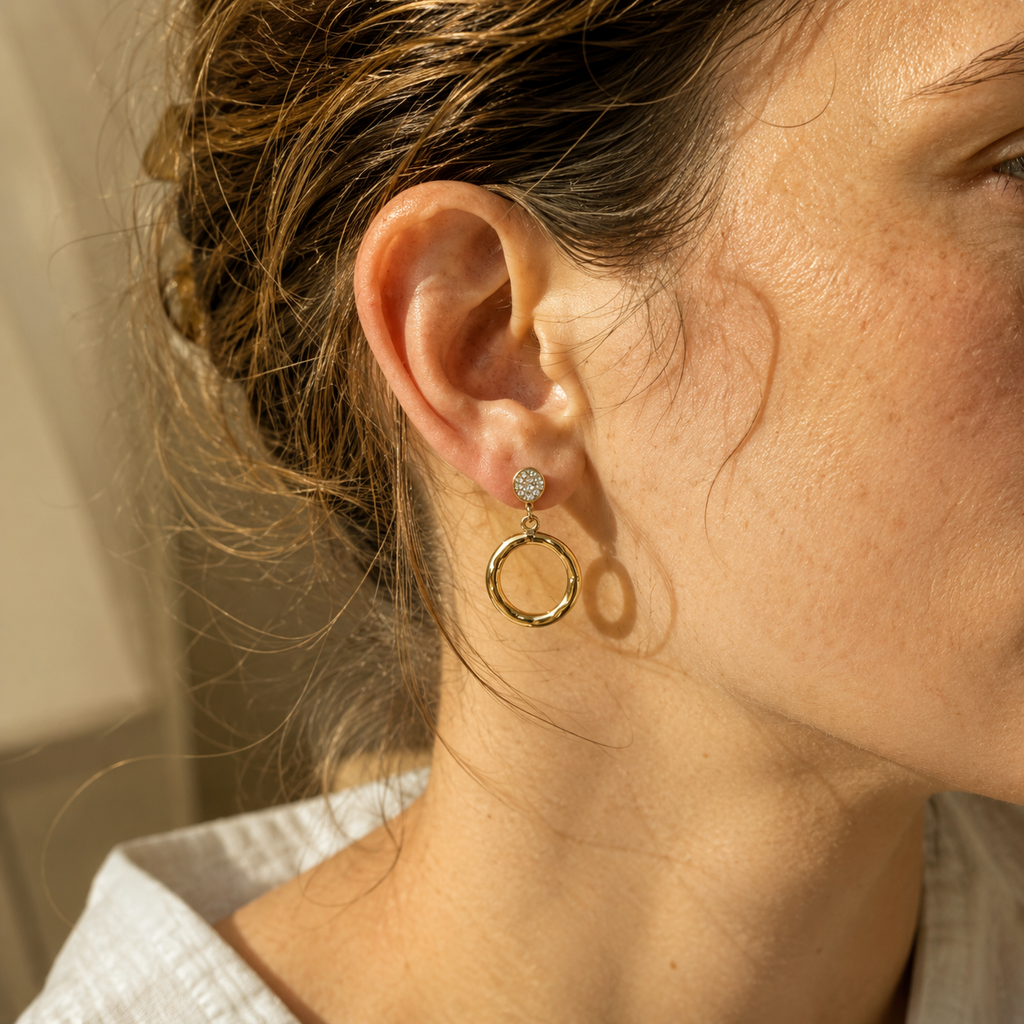 Ear cuff anneau martelé pendant porté au lobe, cheveux bouclés relevés