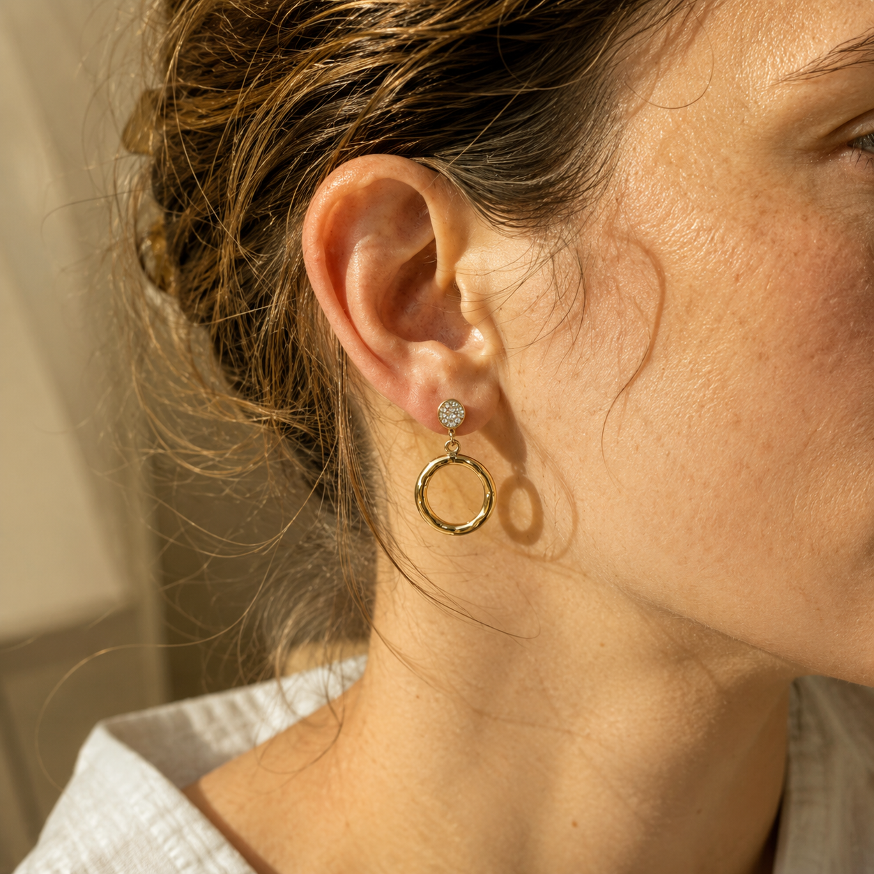 Ear cuff anneau martelé pendant porté sur le cartilage de l'oreille