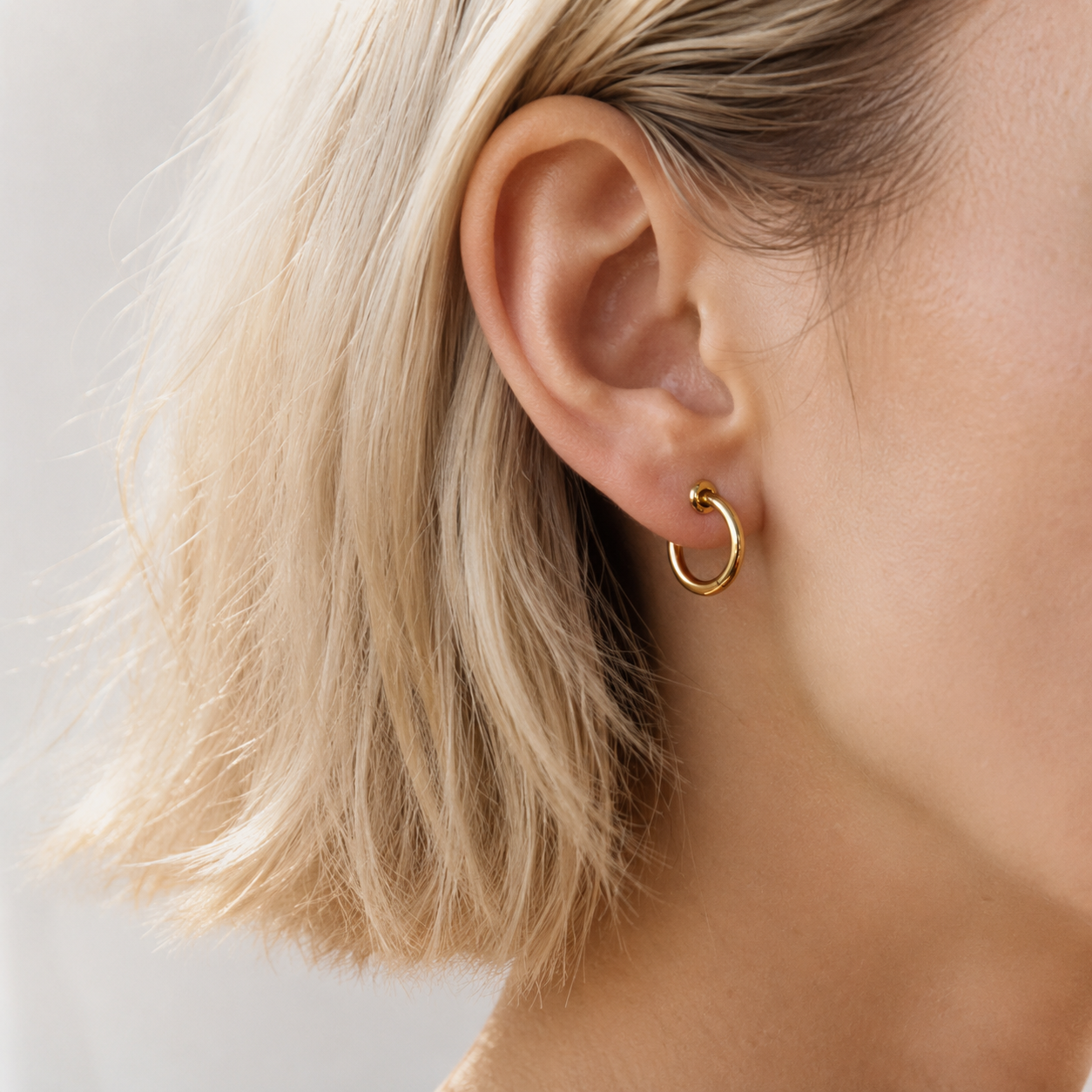 Ear cuff anneau minimaliste porté sur le cartilage de l'oreille