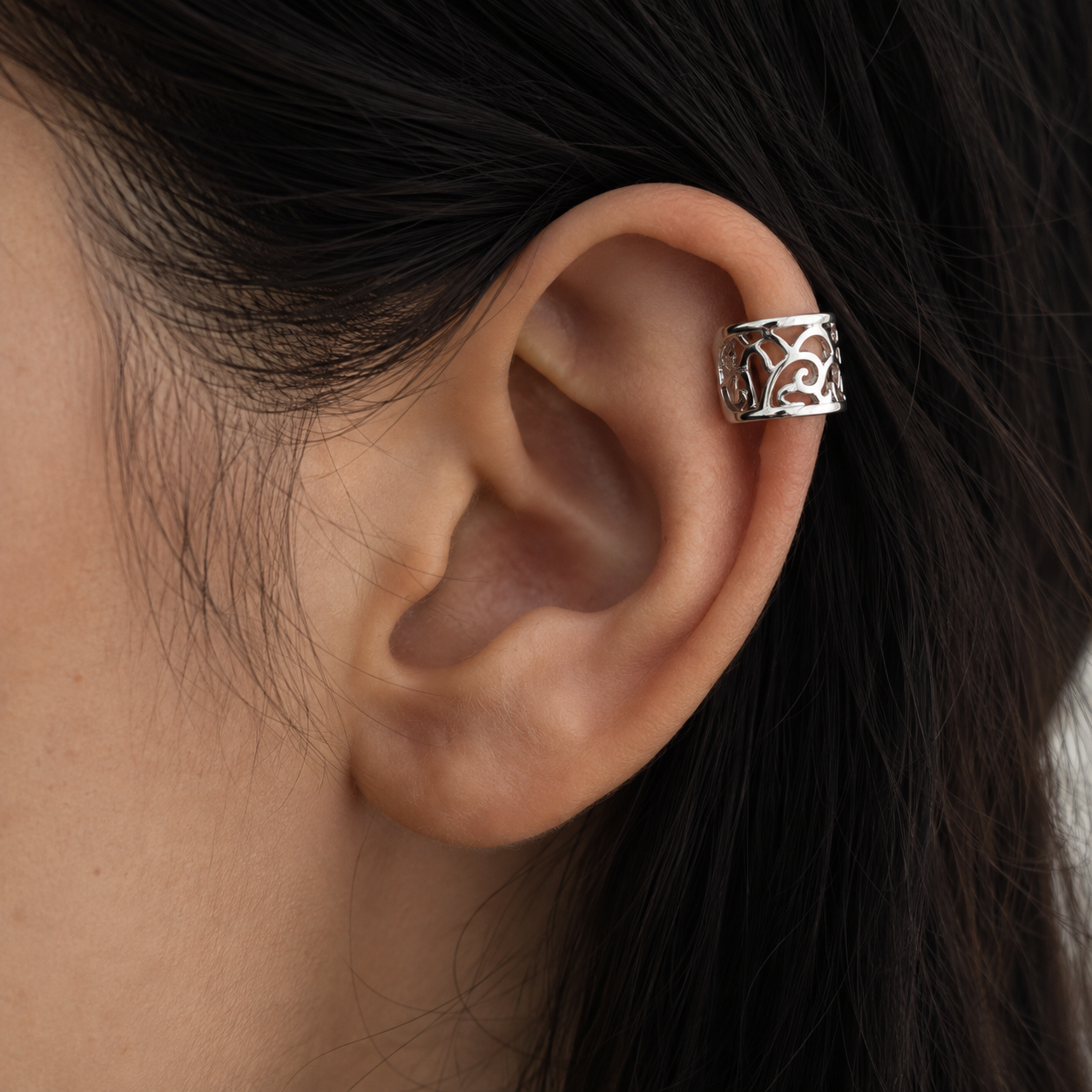 Ear cuff arabesque porté sur le cartilage de l'oreille