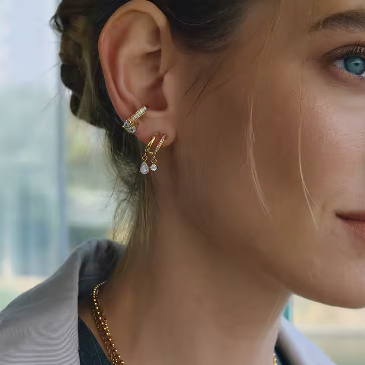Ear cuff baguette poire porté sur le cartilage de l'oreille
