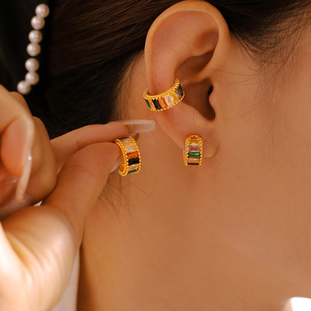 Ear cuff baguettes arc-en-ciel porté dans la conque, second exemplaire en main