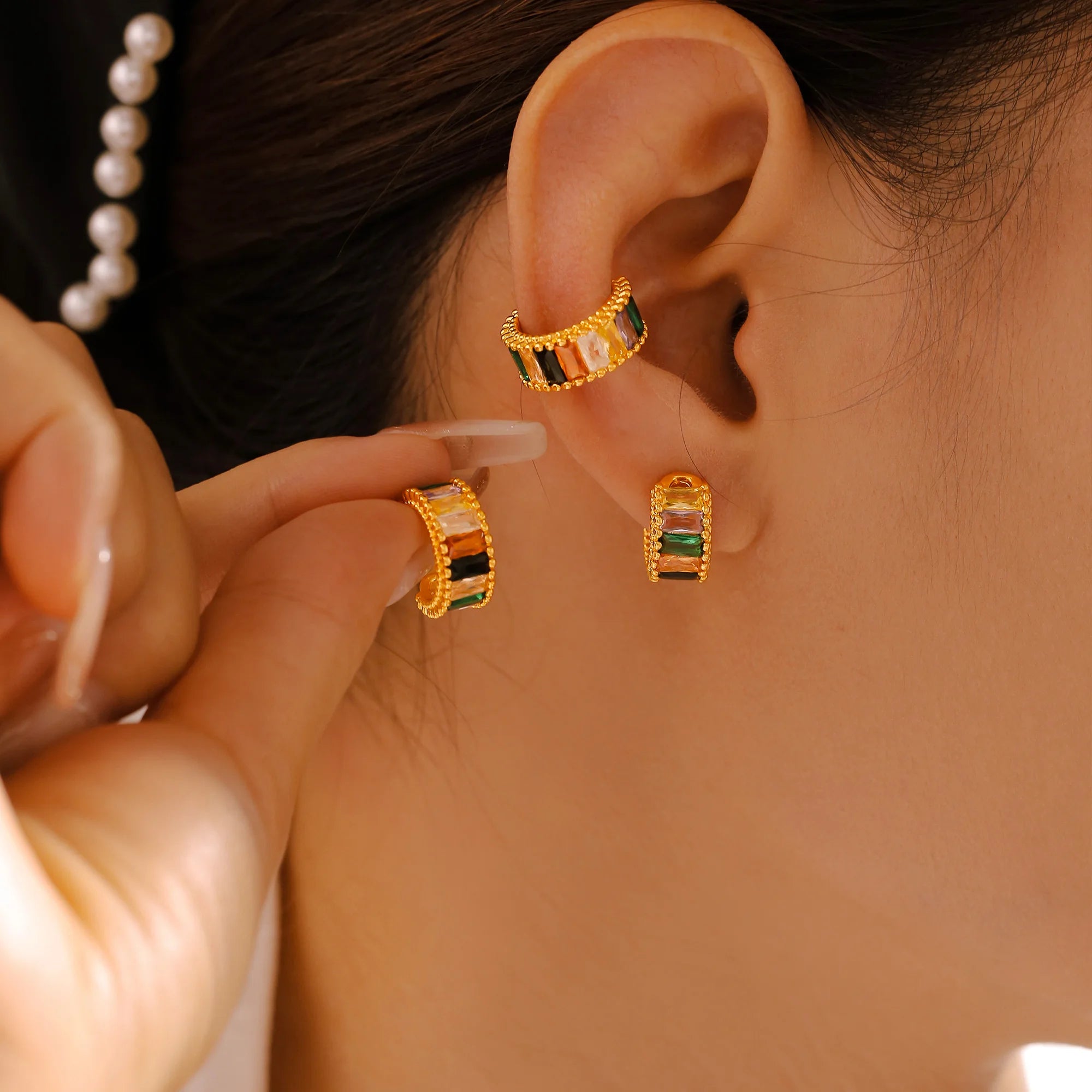Ear cuff baguettes arc-en-ciel porté sur le cartilage de l'oreille