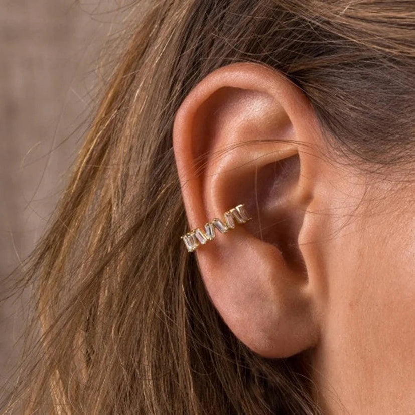 Ear cuff baguettes cristallines porté sur le cartilage de l'oreille