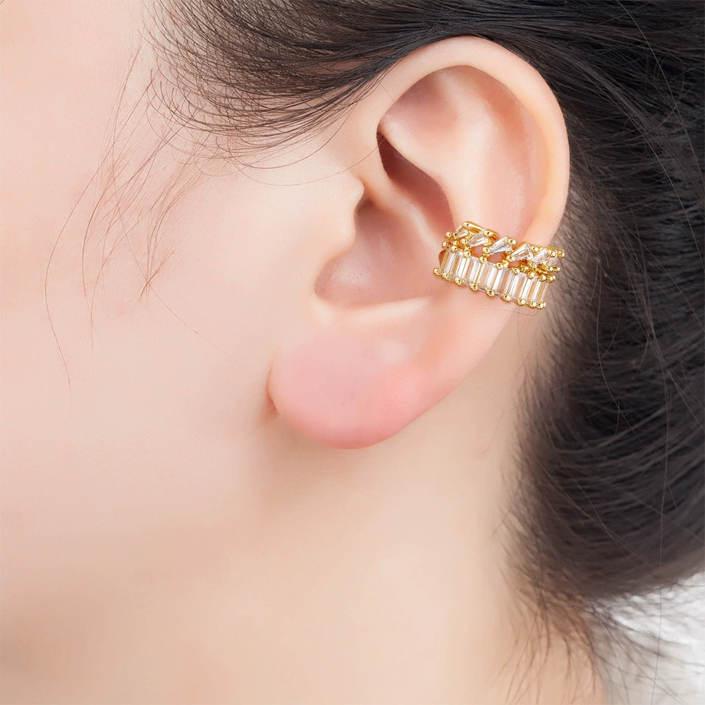 Ear cuff baguettes géométriques porté sur le cartilage de l'oreille
