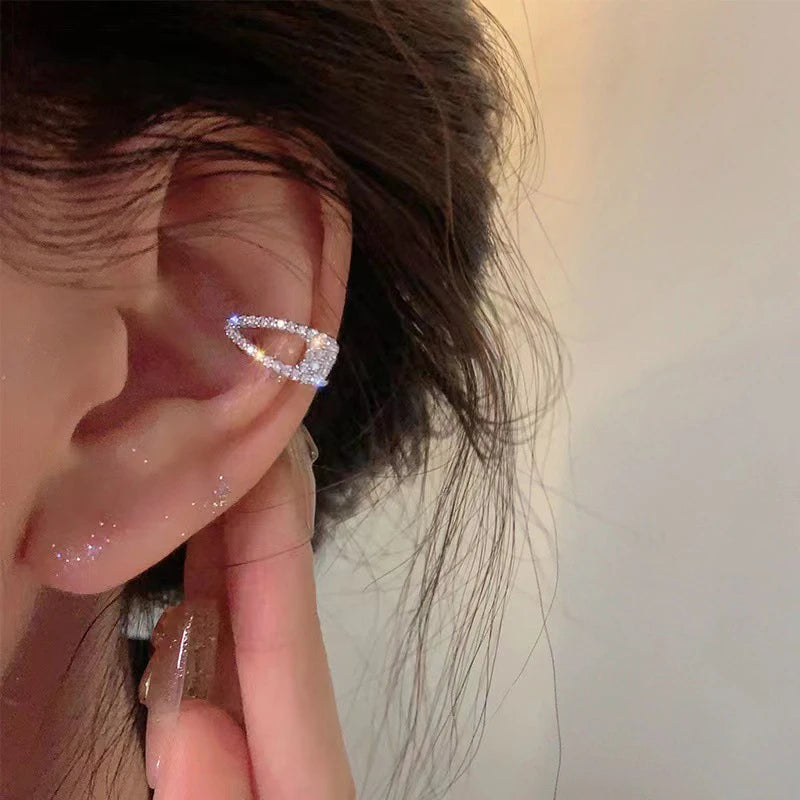 Ear cuff barette porté sur le cartilage de l'oreille