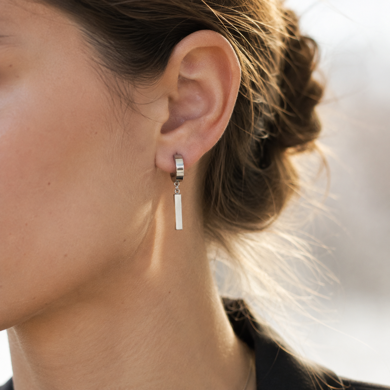 Ear cuff barre pendante porté sur le cartilage de l'oreille
