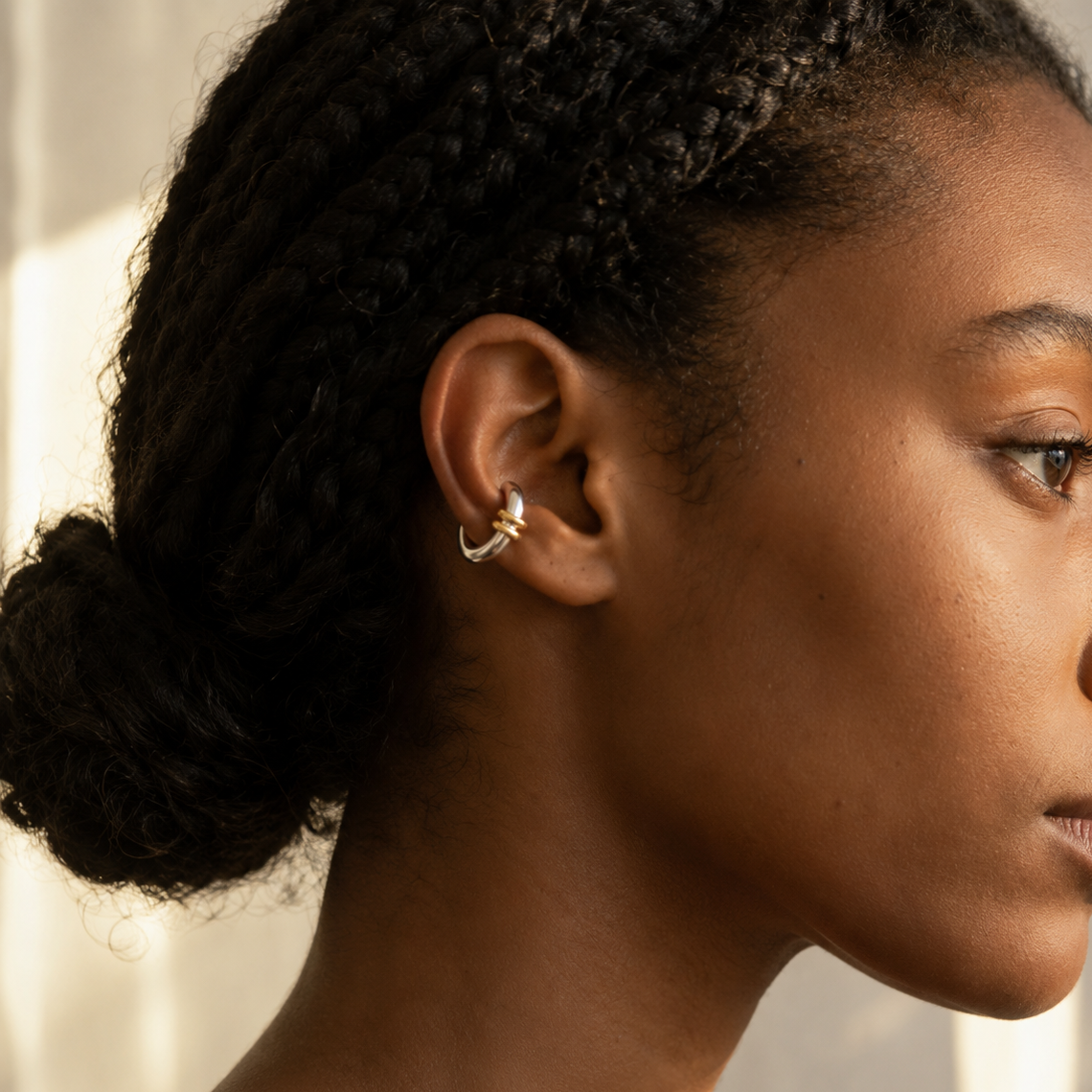 Ear cuff bicolore double anneau porté sur le cartilage de l'oreille