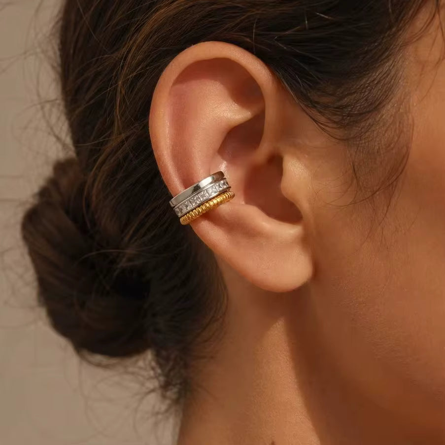 Ear cuff bicolore pavé texturé porté sur le cartilage de l'oreille