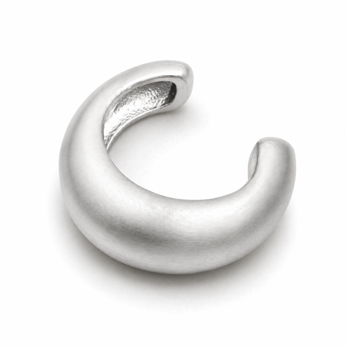 Ear cuff bombé minimaliste argenté, satiné velouté