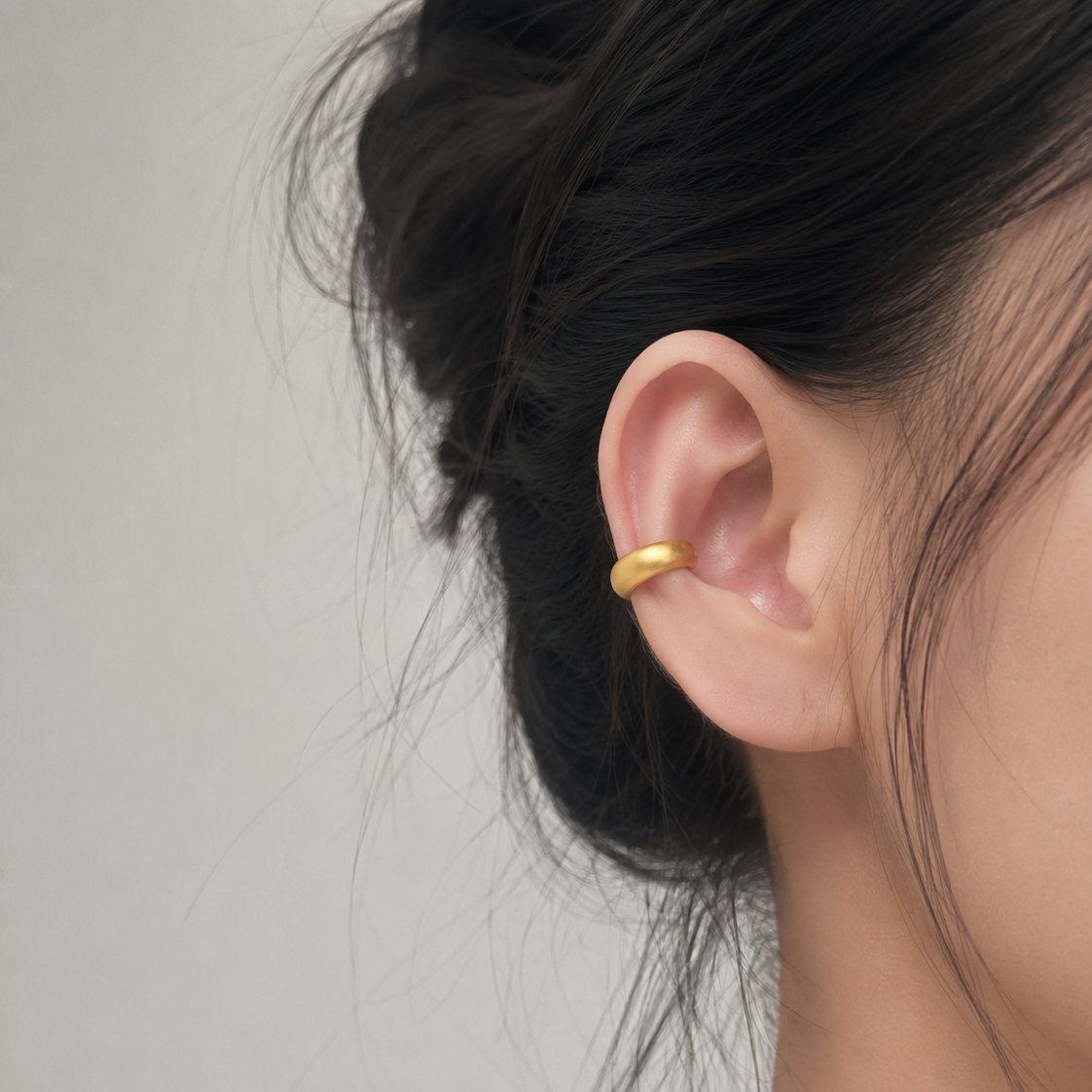 Ear cuff bombé minimaliste porté sur le cartilage de l'oreille