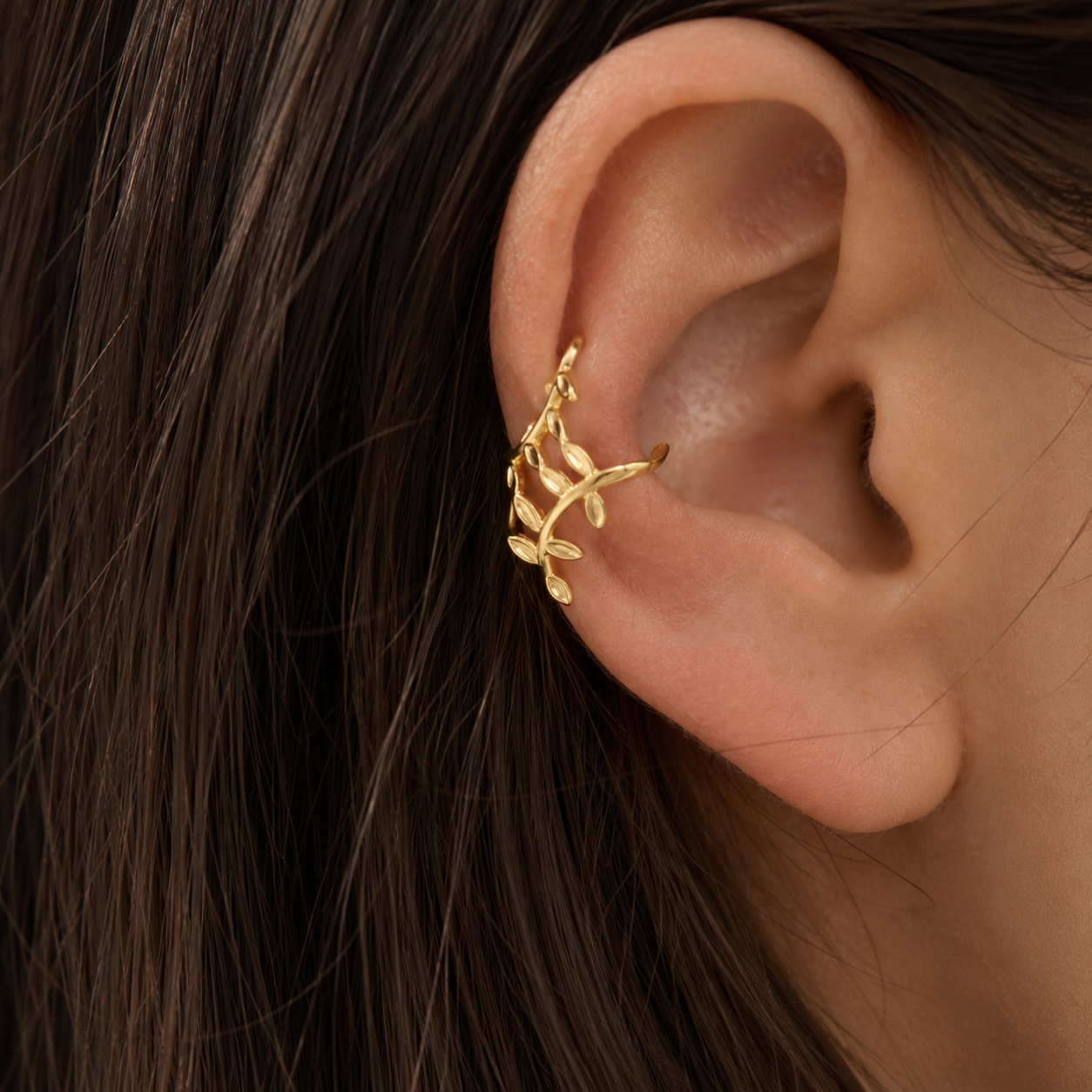Ear cuff branche feuilles porté sur le cartilage de l'oreille
