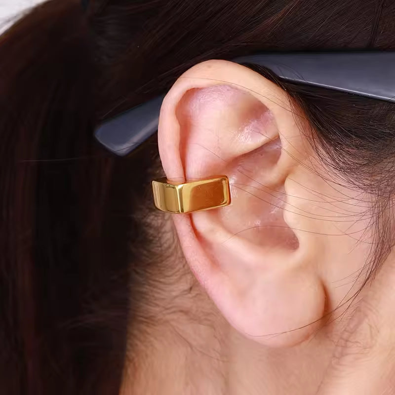 Ear cuff carré porté sur le cartilage de l'oreille