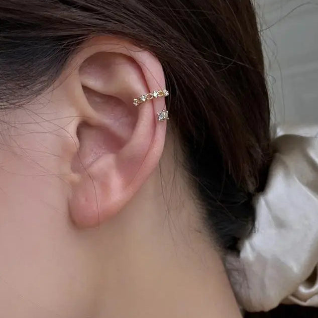 Ear cuff cascade cristalline porté sur le cartilage de l'oreille