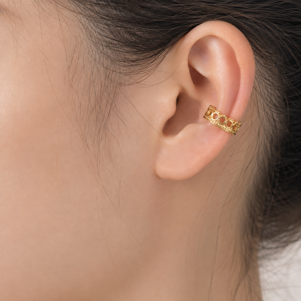 Ear cuff cercles ajourés porté sur le cartilage de l'oreille