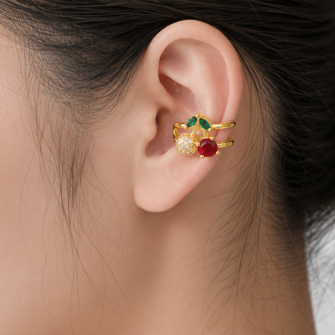 Ear cuff cerises double ligne porté sur le cartilage de l'oreille