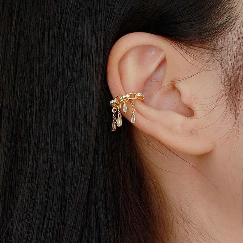 Ear cuff chaîne pampilles rectangle porté sur le cartilage de l'oreille