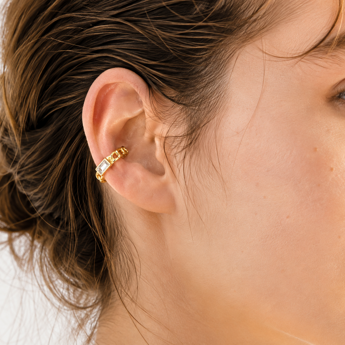 Ear cuff chaîne rectangle porté sur le cartilage de l'oreille