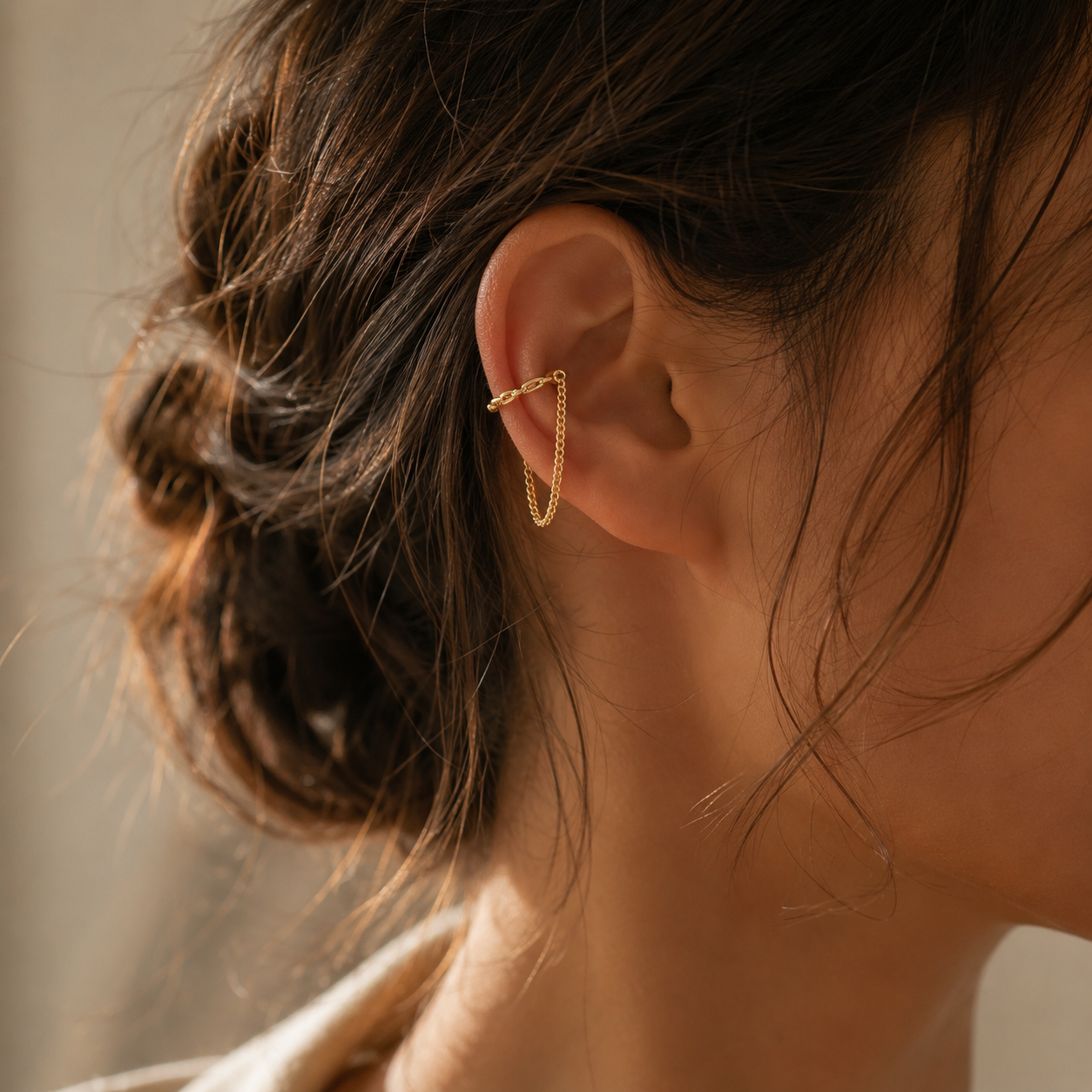 Ear cuff chaîne torsadé porté sur le cartilage de l'oreille