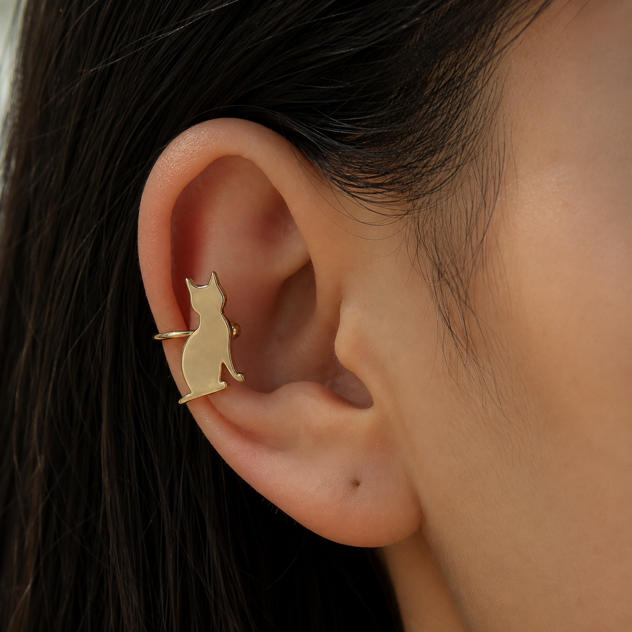 Ear cuff chat porté sur le cartilage de l'oreille