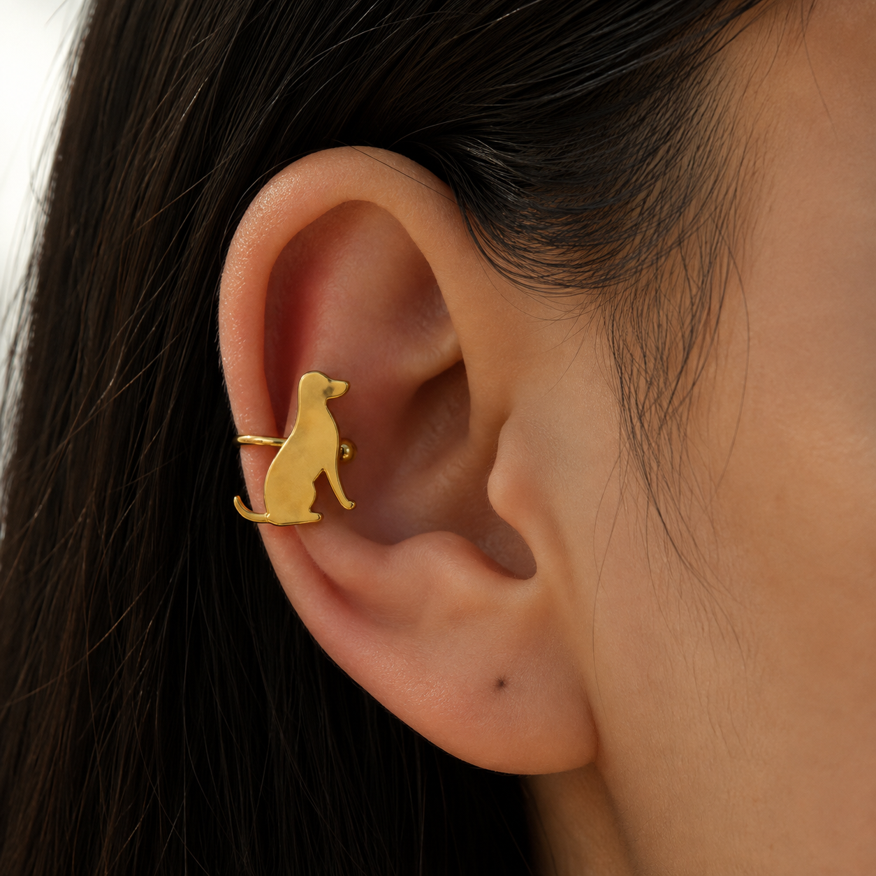 Ear cuff chien porté sur le cartilage de l'oreille