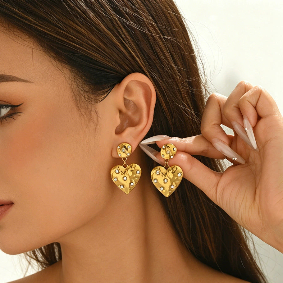 Ear cuff cœur étoilé porté sur le cartilage de l'oreille