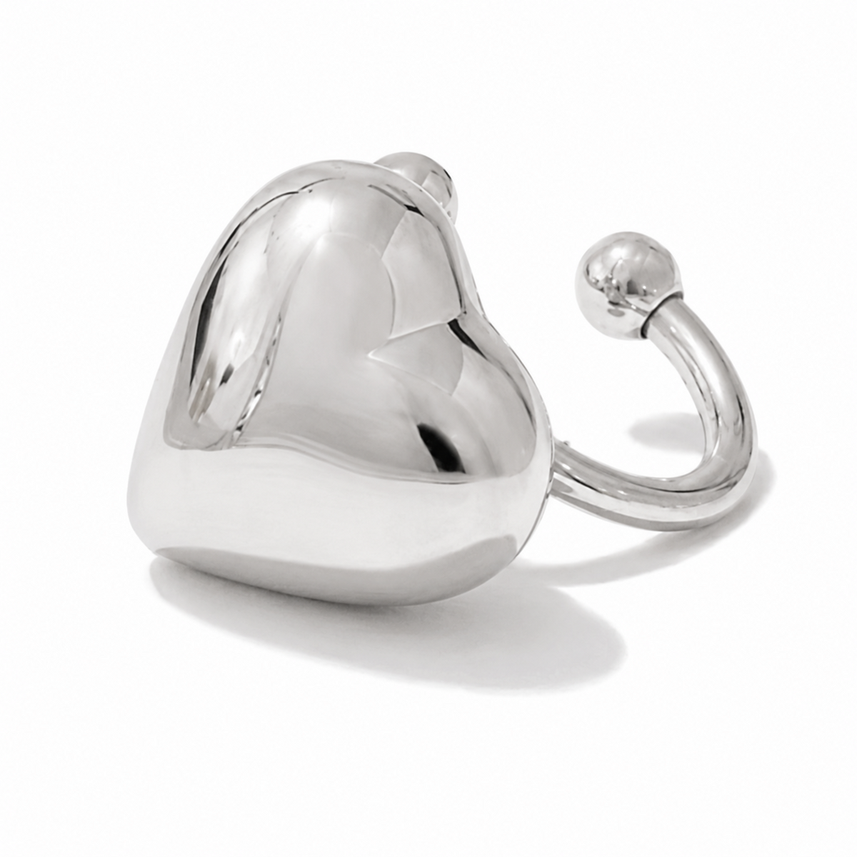 Ear cuff cœur minimaliste argenté, forme dodue et brillante