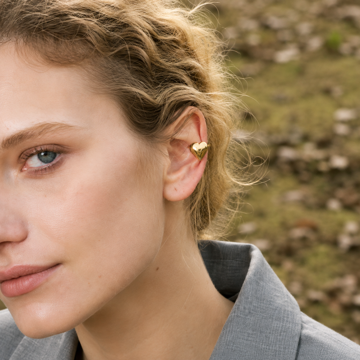 Ear cuff cœur minimaliste porté sur le cartilage de l'oreille
