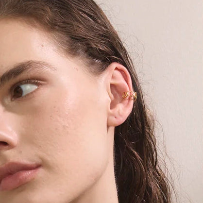 Ear cuff cœur pavé chainé porté sur le cartilage de l'oreille