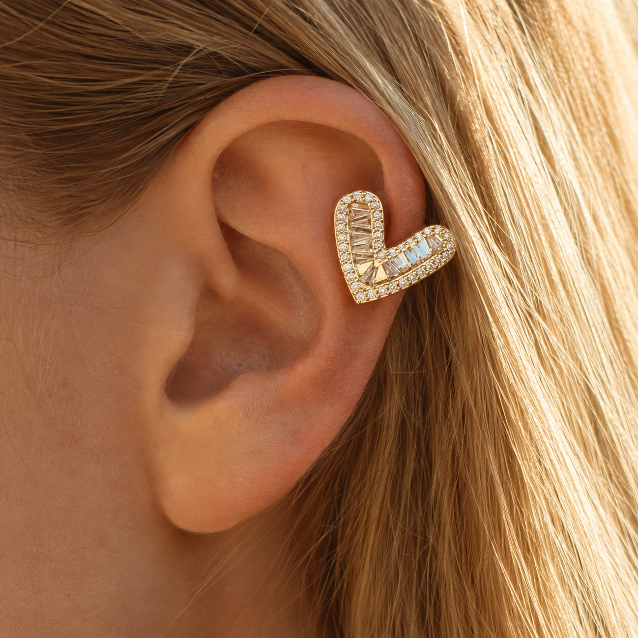 Ear cuff coeur pavé porté sur le cartilage de l'oreille