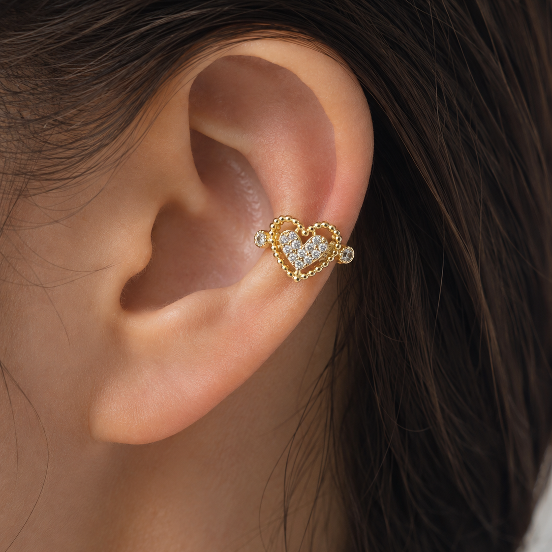 Ear cuff cœur perlé pavé porté sur le cartilage de l'oreille