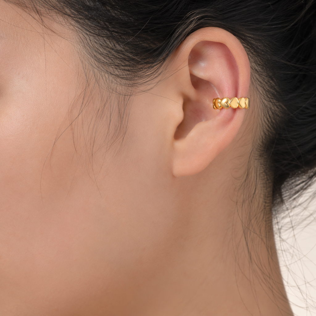 Ear cuff cœurs alignés porté au creux de la conque