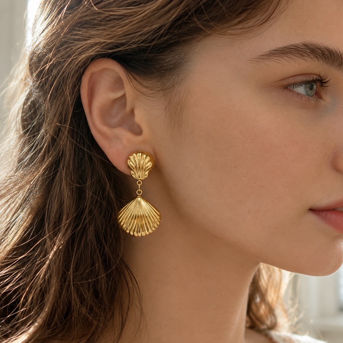 Ear cuff coquillage pendant porté sur le cartilage de l'oreille