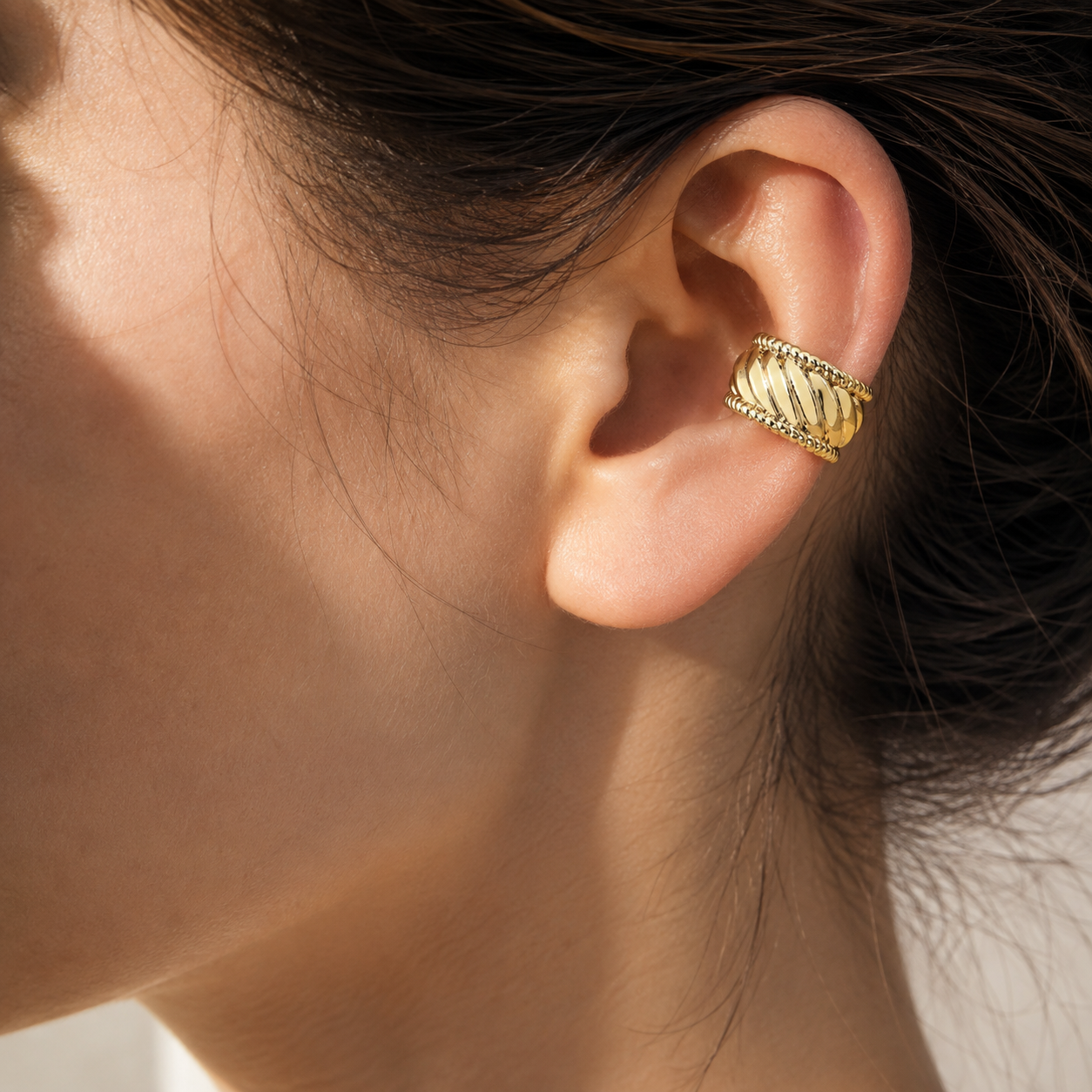 Ear cuff corde texturée porté sur le cartilage de l'oreille