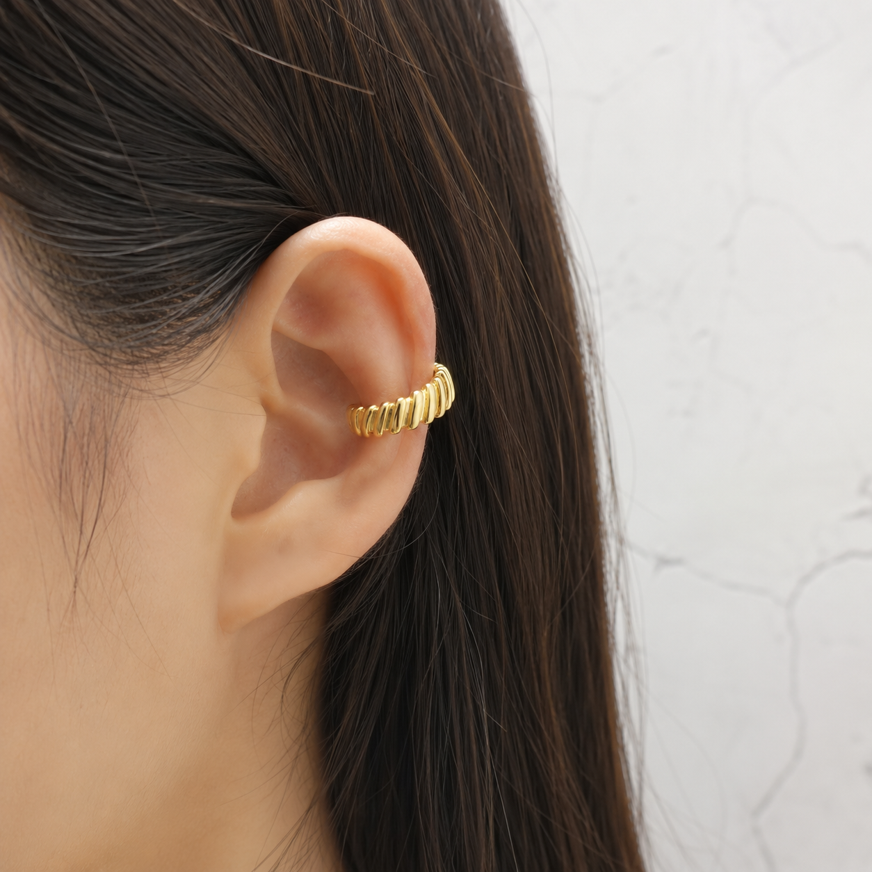 Vue détail ear cuff côtelé texturé