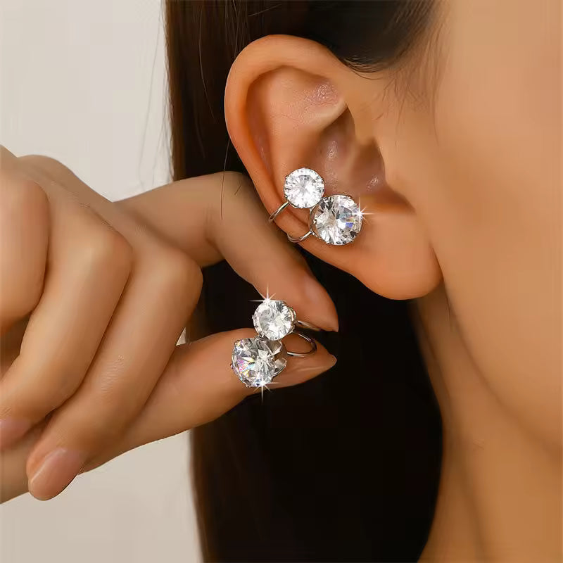 Ear cuff cristal rond porté sur le cartilage de l'oreille