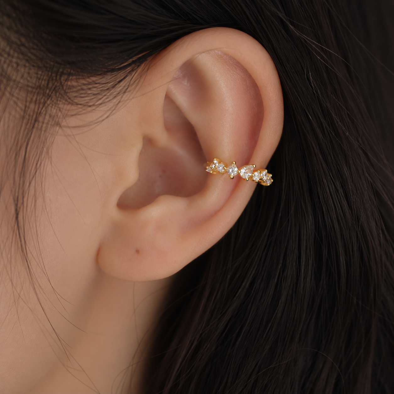 Ear cuff cristaux alternés porté sur le cartilage de l'oreille