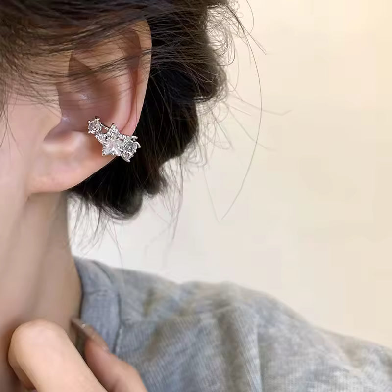 Ear cuff cristaux assortis porté sur le cartilage de l'oreille