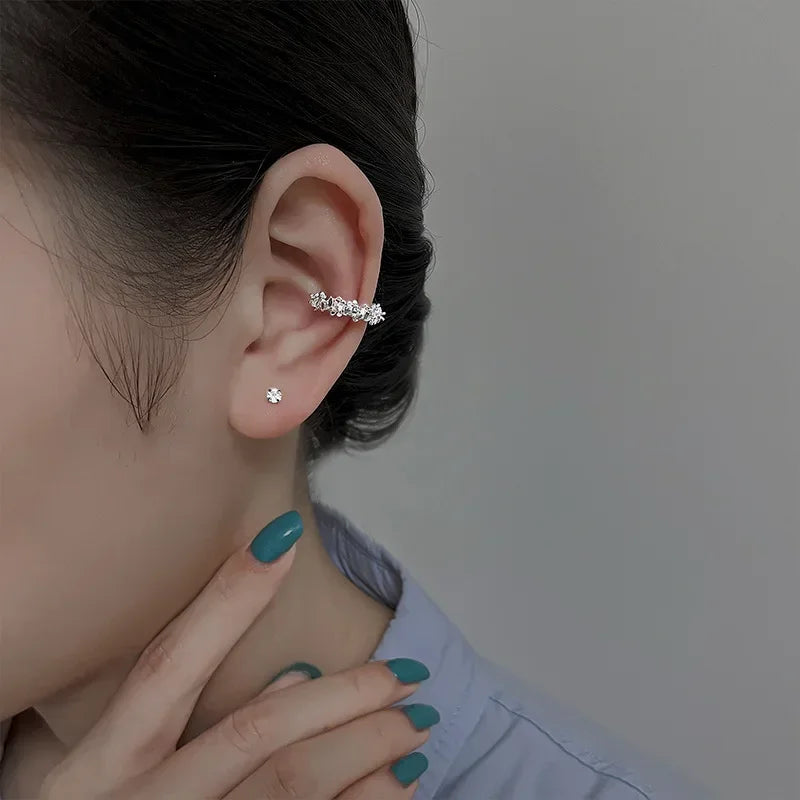 Ear cuff cristaux bruts porté sur le cartilage de l'oreille