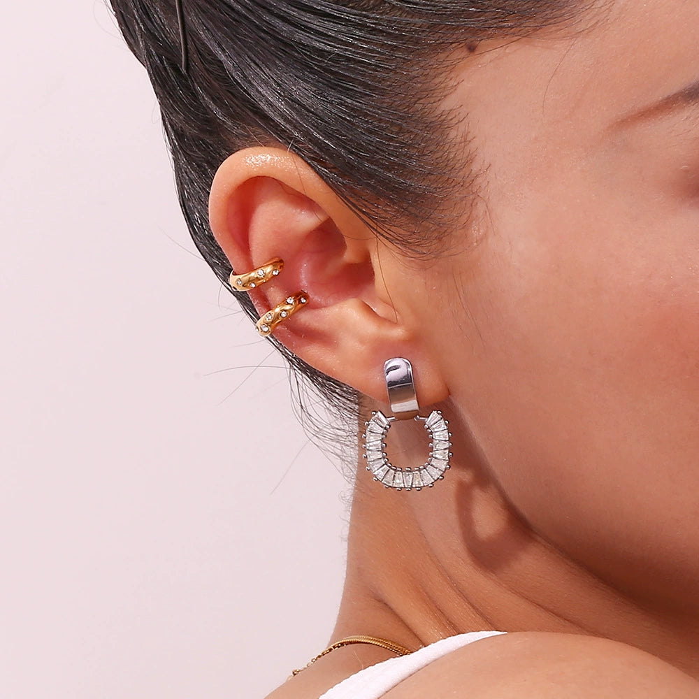 Ear cuff cristaux incrustés porté sur le cartilage de l'oreille