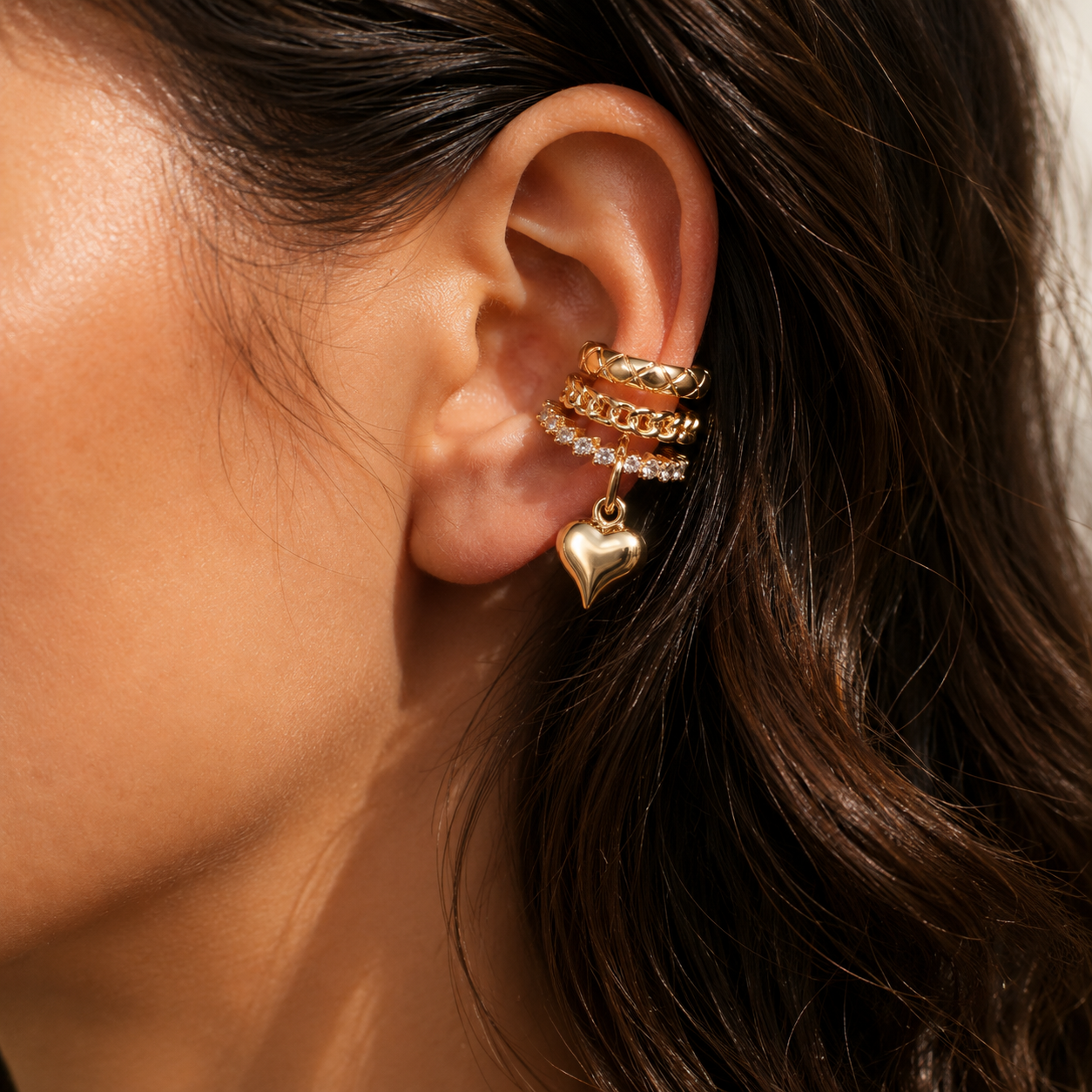 Ear cuff croisé cœur pendant porté sur le cartilage de l'oreille