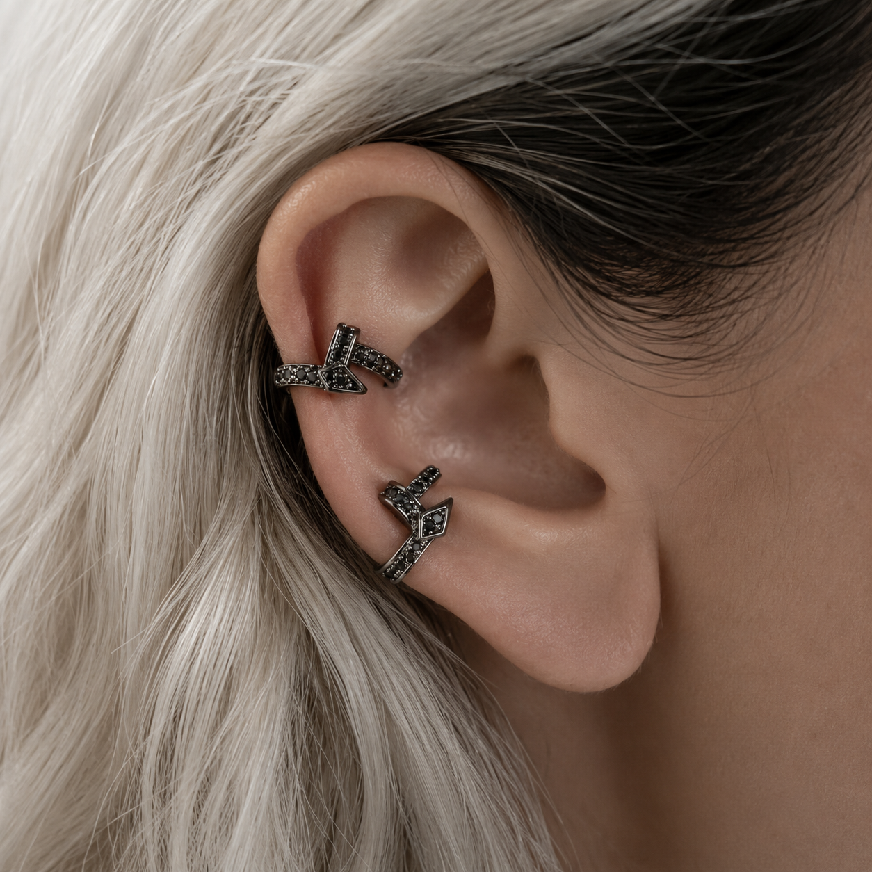 Ear cuff croisé géométrique porté sur le cartilage de l'oreille