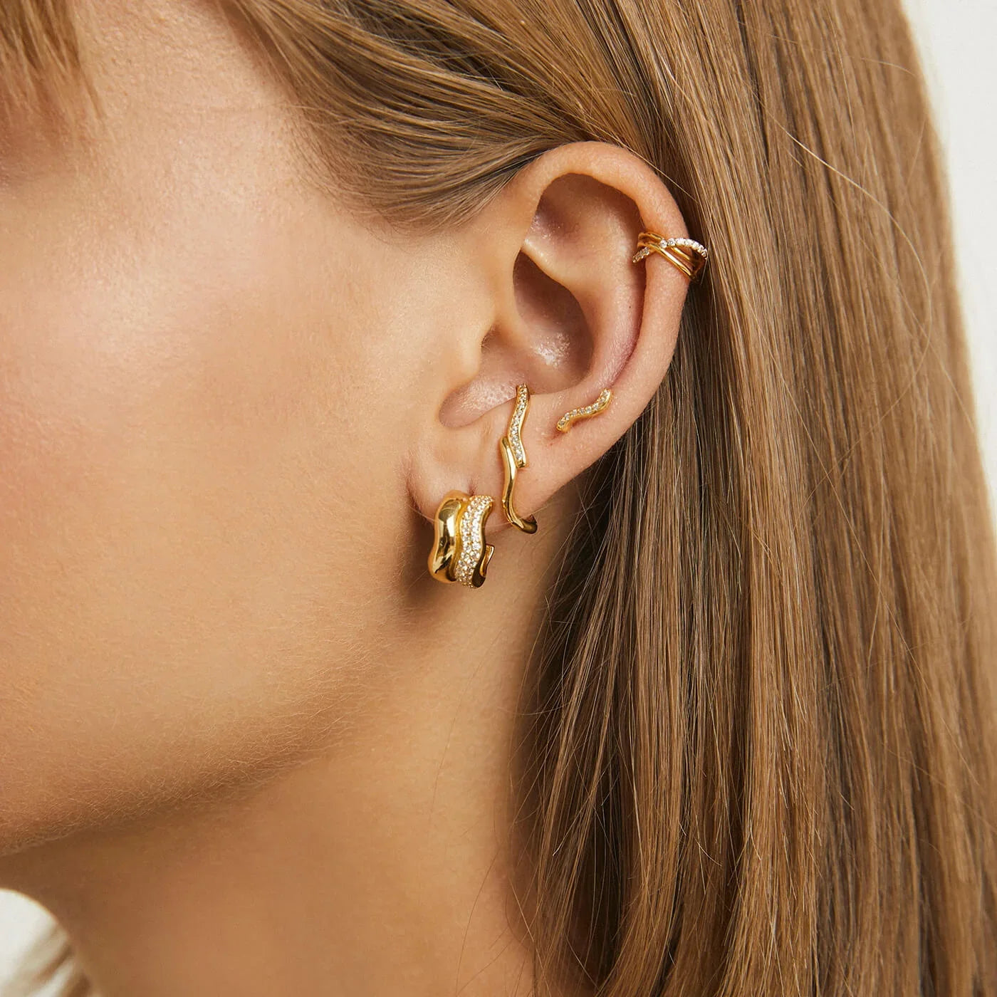 Vue détail ear cuff croisé pavé design