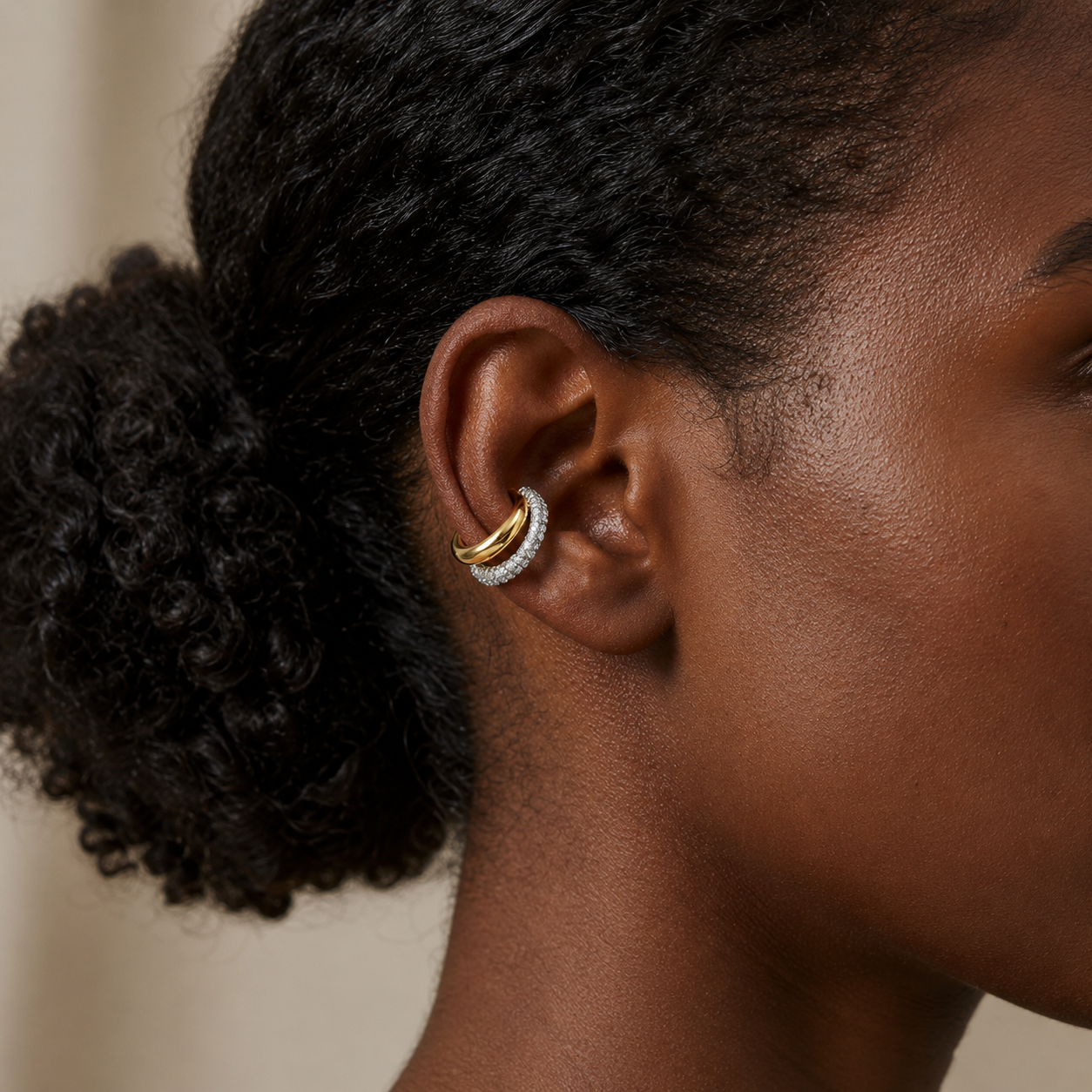 Ear cuff croisé pavé texturé porté sur le cartilage de l'oreille