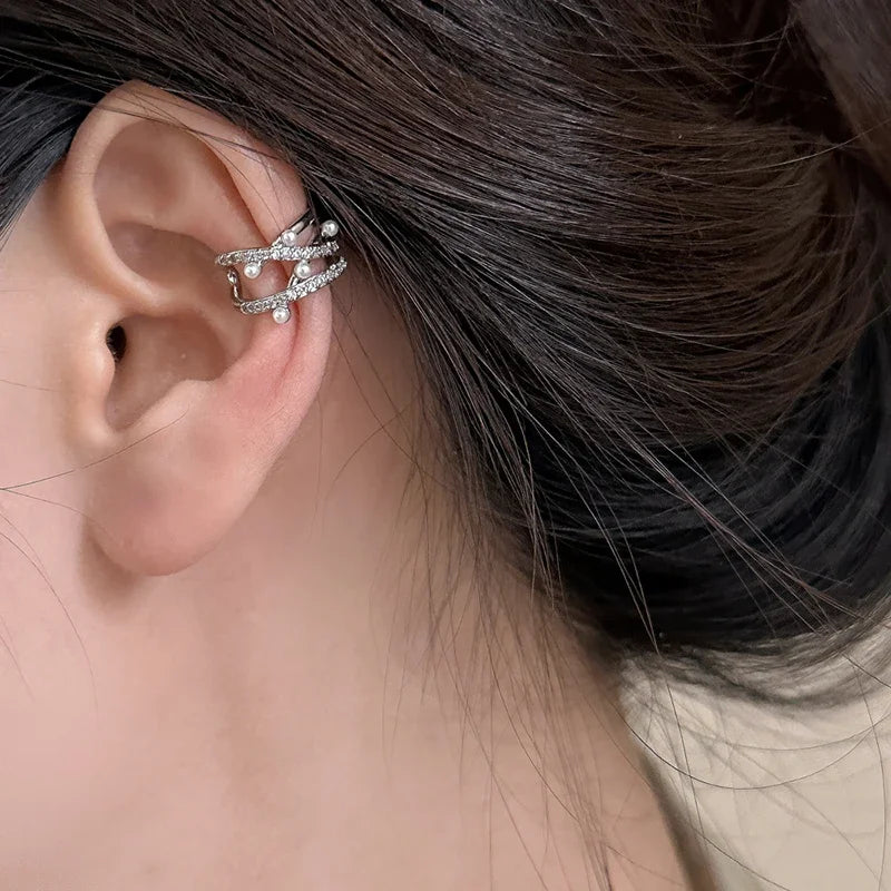 Ear cuff croisé perlé pavé porté sur le cartilage de l'oreille
