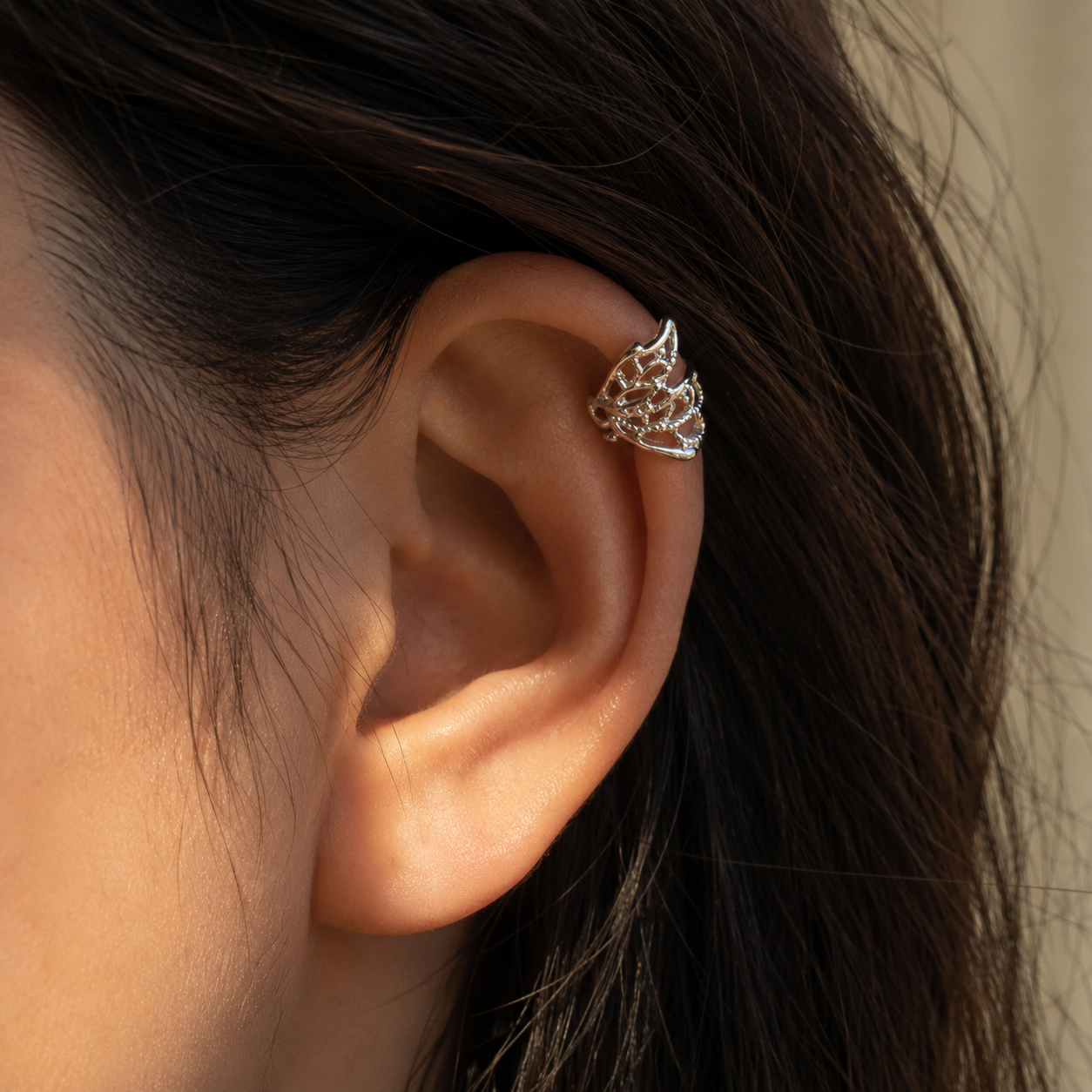 Ear cuff dentelle florale porté sur le cartilage de l'oreille
